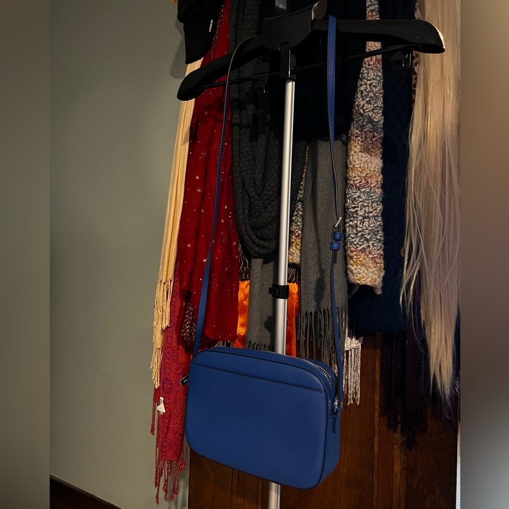 Electric blue Michael Kors crossbody - Picture 3 of 7
